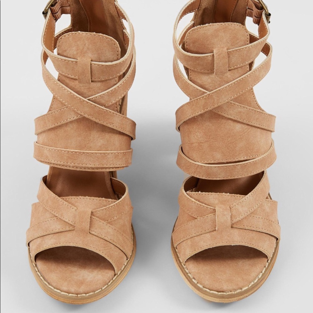 Mi.iM 'The Tangle' Criss Cross Block Heel - Picture 4 of 5